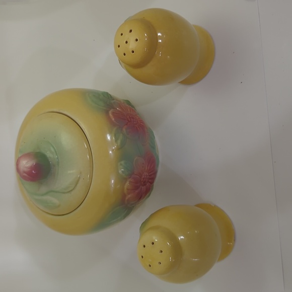 Vintage Hull Pottery Sunglow Grease Pot and Salt & Pepper Shaker Set . - Picture 2 of 8